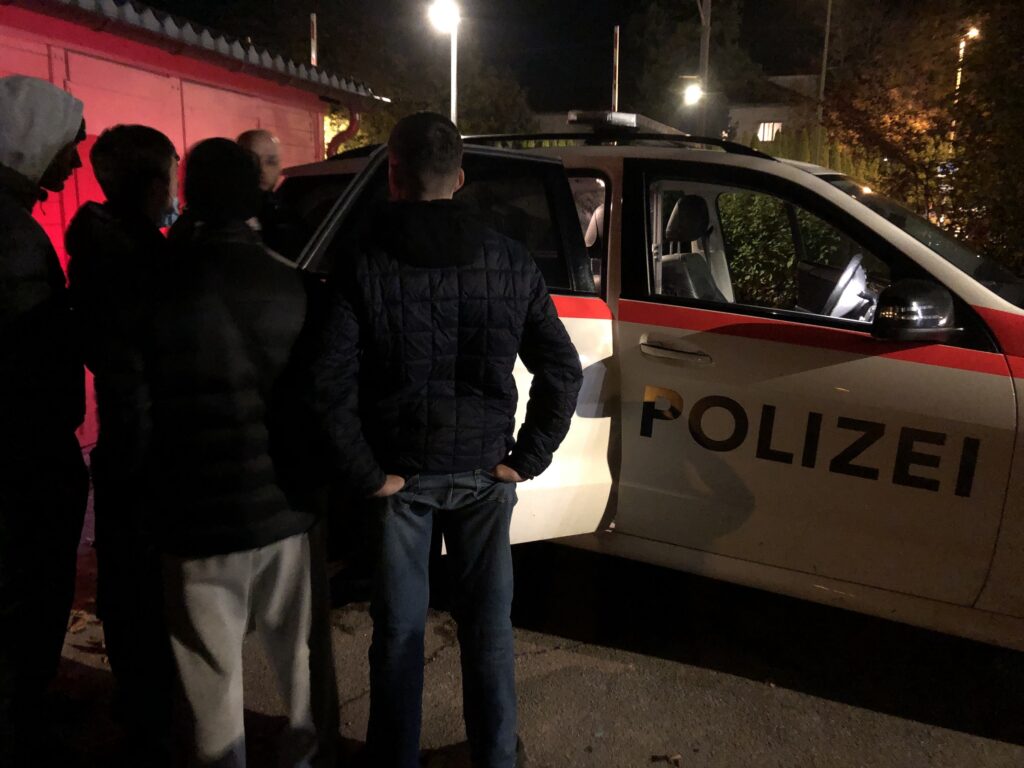 Die Polizei zeigt Jugendlichen das Polizeiauto