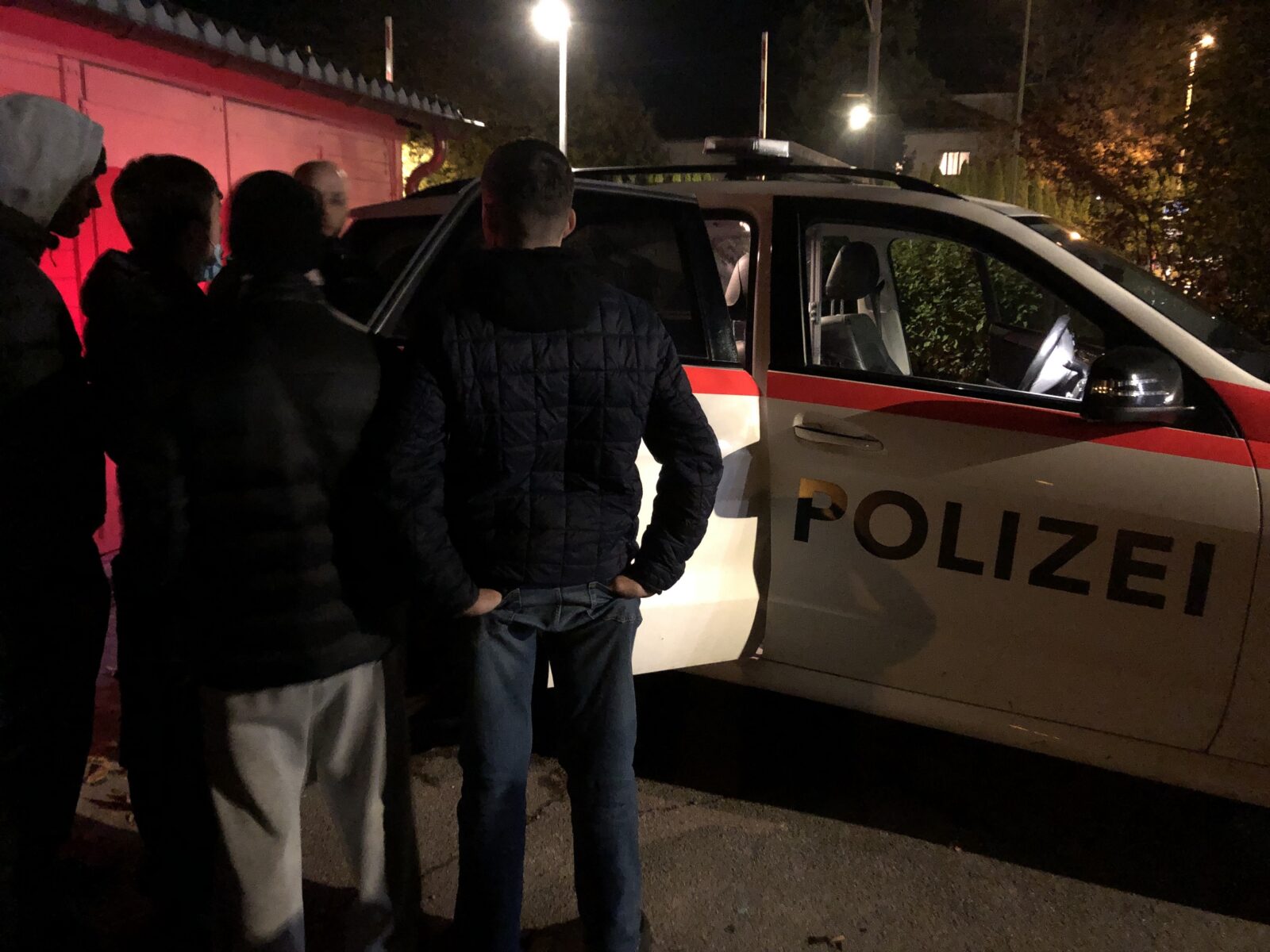 Die Polizei zeigt Jugendlichen das Polizeiauto